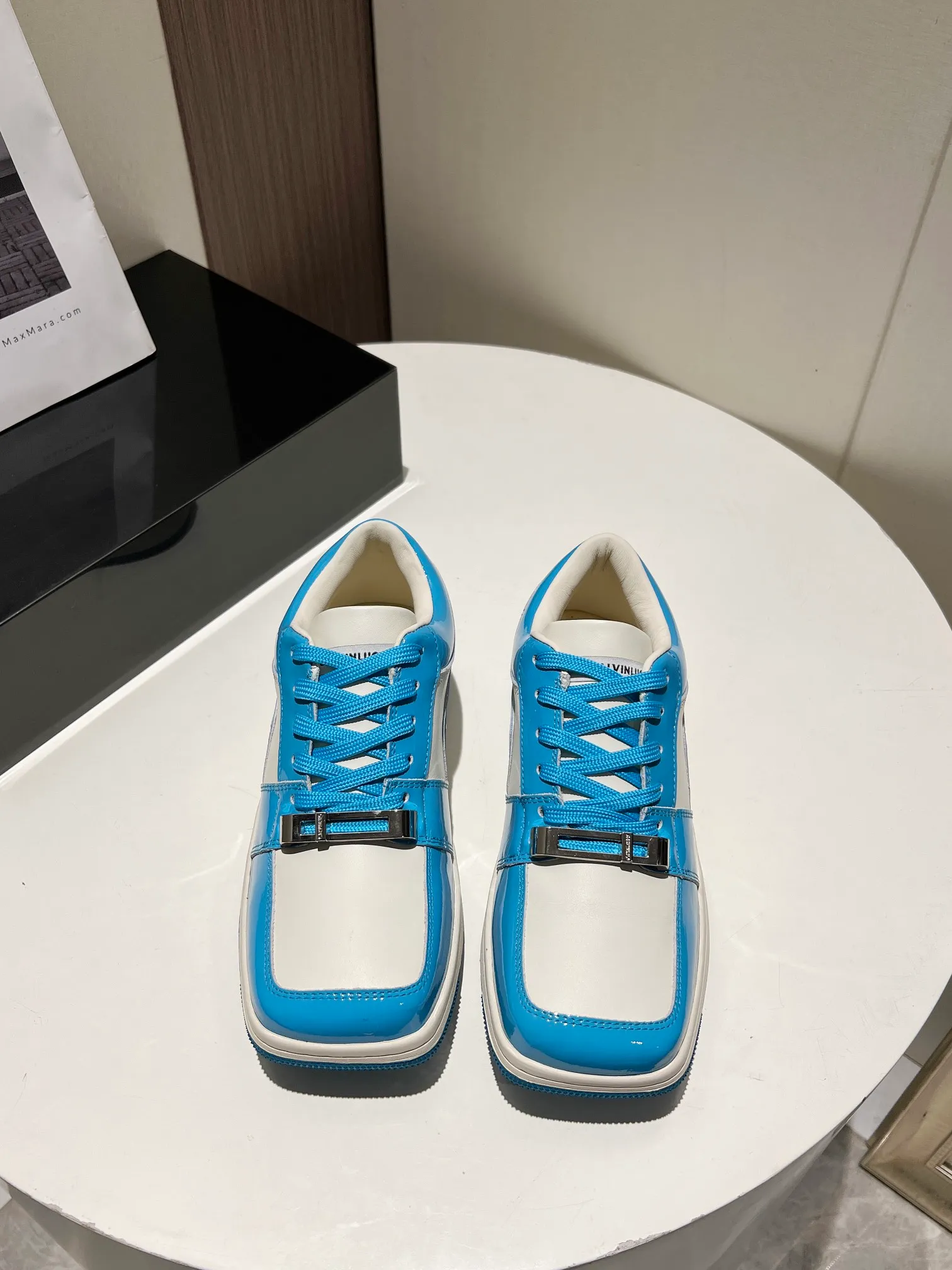 👟👟Ex-factory price 480👟👟 👑CALVINLUO I CUBE SNEAKER trendy brand square shoes low-top casual square-toe sneakers skateboard shoes sneakers👑 Starting from the design elements of classic two-color sneakers, CALVINLUO extracts the iconic elements of casual sneakers and integrates them into the formal "square toe" of formal shoes to make the overall lines of the sneakers more distinct. Nowadays, the matching rules are casual. 🧣Formal sports shoes are nothing new. The unique avant-garde square lines of CUBE SNEAKER, whether it echoes the tough and crisp suits, or appears in an eclectic manner in street styles, are a choice that breaks away from tradition and shows personality🧢 ▪️ Fabric: Original custom imported first-layer cowhide ▪️ Lining: Imported breathable mesh lining + soft sheepskin ▪️ Sole: Original molded two-color TPU outsole ▪️ Size: 35-40 (40 customized)